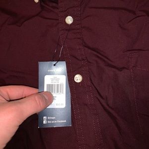 Men’s maroon button up.